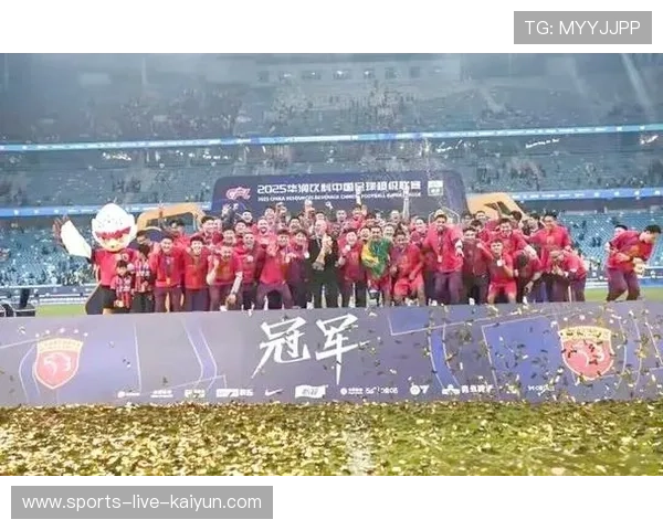 上海海港力压申花实现中超三连冠，队史第五座顶级联赛奖杯